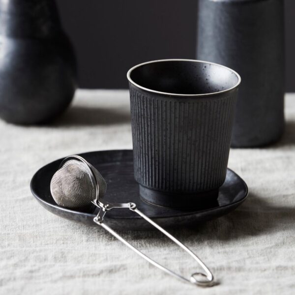tazza da caffè o cappuccino in gres porcellanato color nero con effetto vintage della superficie e in rilievo delle zigrinature verticali