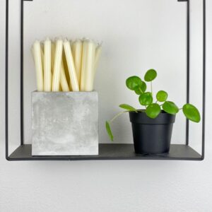 vaso quadrato in malta di cemento fatto a mano di misura 12x12x12 con un fascio di candele danesi a stelo all'interno