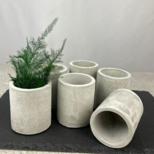 vaso rotondo in malta di cemento fatto a mano di diametro 5 cm