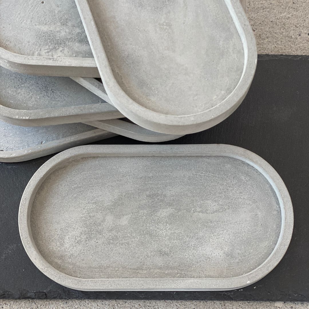 vassoi in malta di cemento fatti a mano dalla forma ovale e piatta di misura 17,5x9 cm