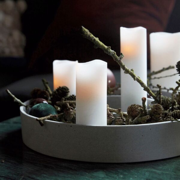 vassoio con candele a luce led di cera vera e fiamma tremolante decorato con pigne e ramoscelli