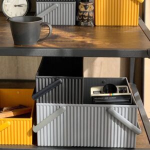 set di contenitori Hachiman di diverse misure utilizzati per accessoriare l'angolo scrivania in ufficio