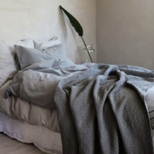 copripiumino in morbido cotone percalle color ghiaccio con federe su letto singolo