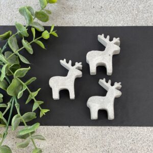 tre piccole decorazioni in malta di cemento fatte a mano raffiguranti delle renne