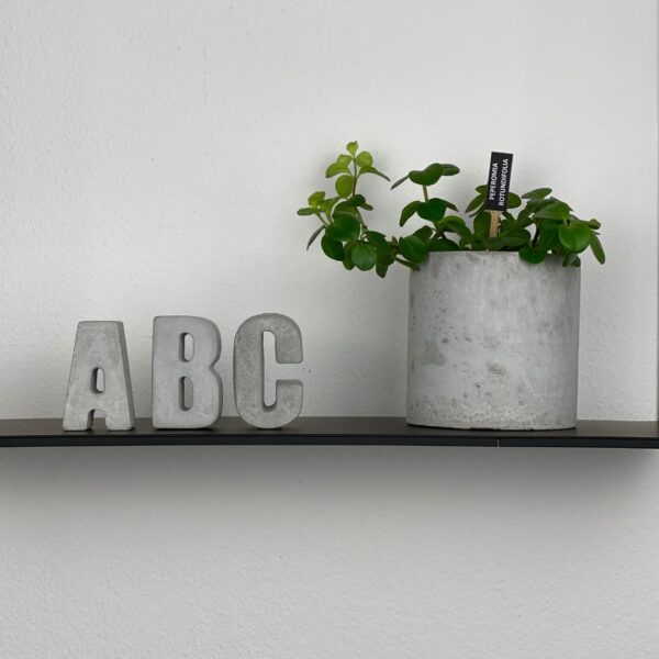 lettere A B C dell'alfabeto fatte a mano in malta di cemento da utilizzare per personalizzare pareti o mensole con scritte personalizzate