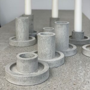 porta candela a stelo in malta di cemento con base piatta e rotonda e piccolo cilindro per candela alto 3,5 cm