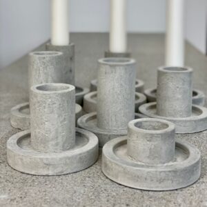 porta candela a stelo in malta di cemento con base piatta e rotonda e piccolo cilindro per candela alto 6 cm
