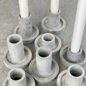 porta candela a stelo in malta di cemento con base piatta e rotonda e piccolo cilindro per candela alto 7,5 cm