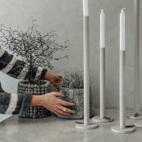porta candela a stelo da tavolo dal design minimale a tubo di metallo verniciato alto 65 cm