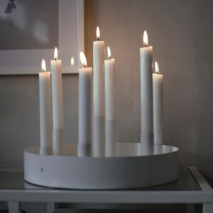 grande porta candele a 7 fori di diverse altezze in metallo bianco verniciato
