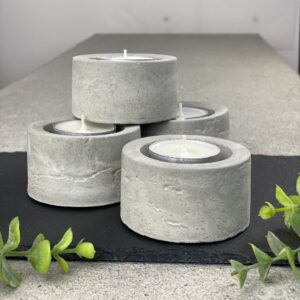 quattro porta tealight in malta di cemento fatti a mano di forma rotonda con foro porta candela in mezzo