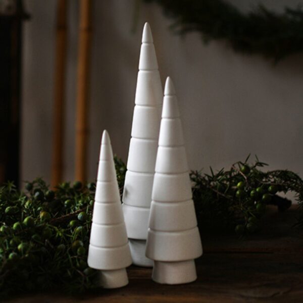 alberi di Natale in ceramica bianca opaca di design svedese stilizzati e di varie altezze