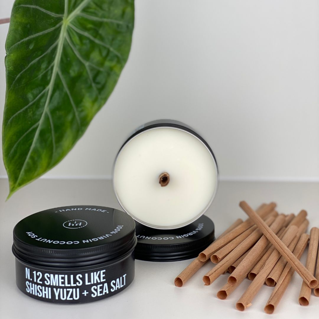 candele profumate naturali e artigianli di Hygge Hem da 120 grammi con stoppino in legno circolare e colate in barattolo di alluminio con tappo tutto color nero