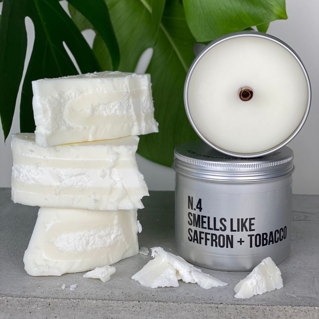 candele profumate naturali e artigianli di Hygge Hem da 300 grammi con stoppino in legno circolare e colate in barattolo di alluminio con tappo tutto color acciaio