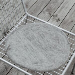 sedia in metallo con coprisedia in feltro di lana liscia di color grigio chiaro melange e dalla forma rotonda di diametri 40 centimetri