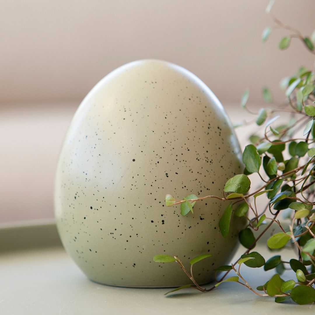 decorazione pasquale a forma di uovo in ceramica opaca di colore verde pastello maculato