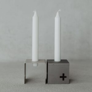 accessorio d'arredo moderno in acciaio verniciato composto da una U rovesciata e dotata di foro per la candela. Tutto in design scandinavo