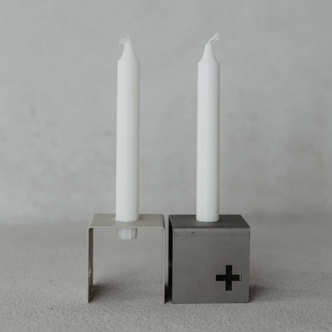 accessorio d'arredo moderno in acciaio verniciato composto da una U rovesciata e dotata di foro per la candela. Tutto in design scandinavo