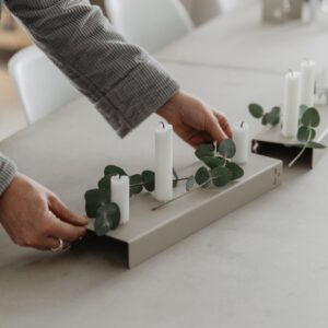 porta candele di design scandinavo in acciaio veniciato grigio chiaro. La forma rettangolare permette il posizionamento di 4 candele a stelo