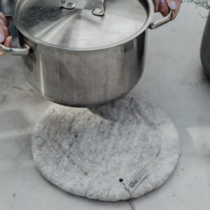 sottopentola rotondo in feltro di lana liscia di colore grigio melange