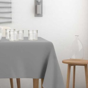 tavolo con tovaglia grigia con set di vasetti da dessert in vetro trasparente