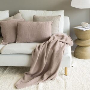 morbida coperta in cotone riciclato color rosa cipria di misura 130x170 realizzata a mano con trama grossa