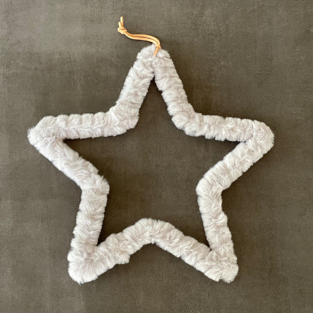 stella natalizia in morbido peluche color grigio chiaro Ø25 con pratico laccio in pelle naturale