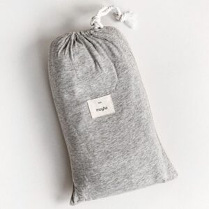 lenzuolo sotto matrimoniale con angoli in jersey di puro cotone color grigio melange piegato all'interno della sua sacca dello stesso materiale e colore