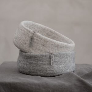 due cestini a forma di ciotola in feltro di lana liscia, uno color grigio e uno color beige
