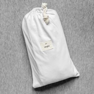 lenzuolo sotto matrimoniale con angoli in jersey di puro cotone color bianco piegato all'interno della sua sacca dello stesso materiale e colore