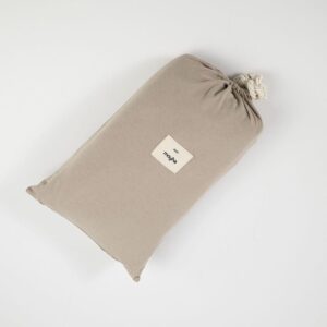 lenzuolo sotto matrimoniale con angoli in jersey di puro cotone color taupe piegato all'interno della sua sacca dello stesso materiale e colore