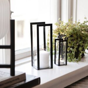 lanterne in metallo nero opaco e vetro di design nordico per candele t-light e a cero