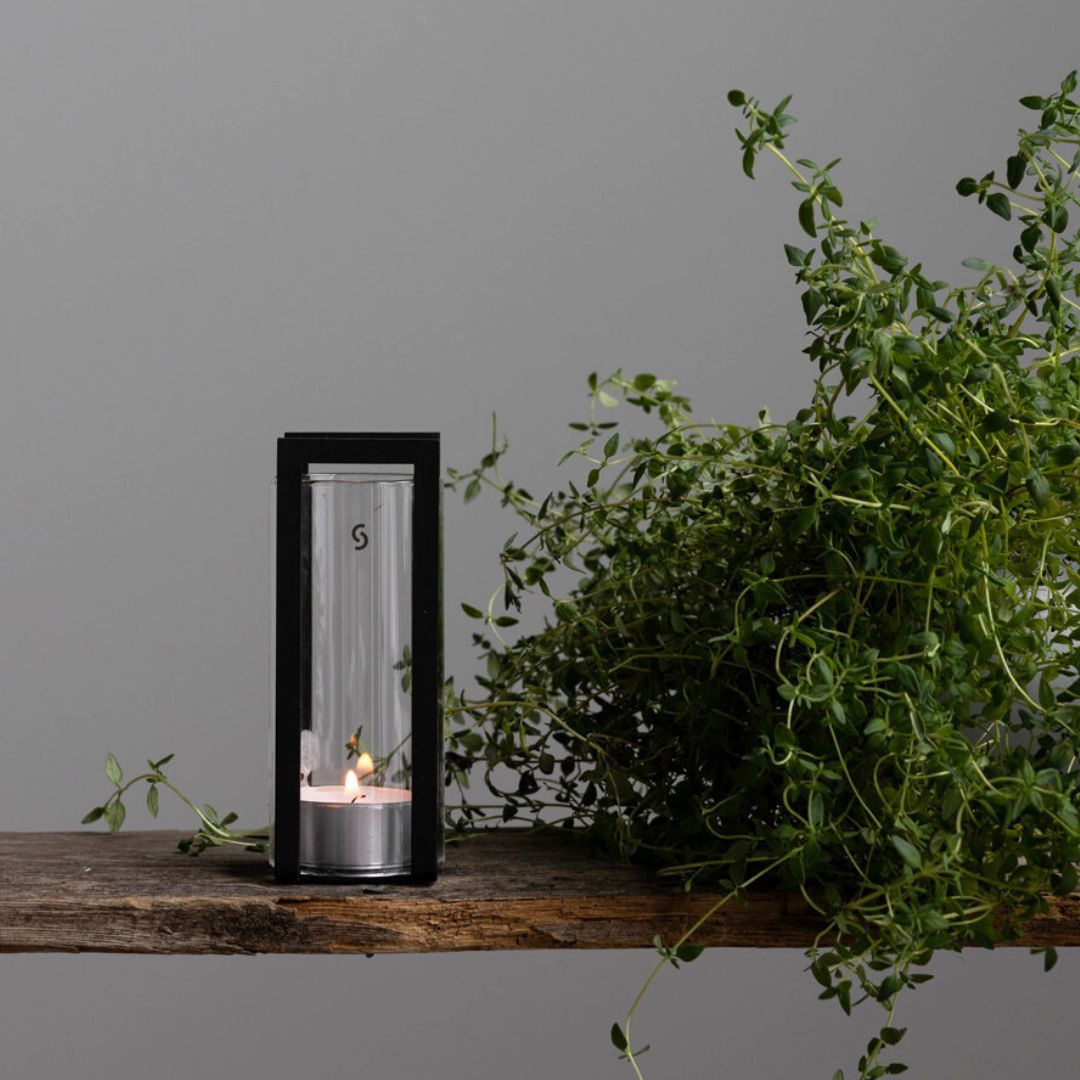 piccola lanterna di design nordico porta candele t-light in metallo nero opaco e vetro