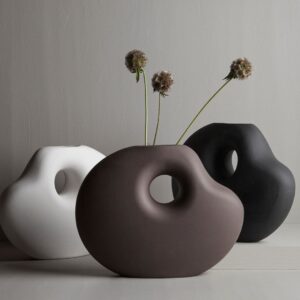 serie di tre vasi di design dalla forma particolare, in ceramica opaca ruvida di tre colori: marrone, bianco e antracite