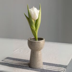 piccolo vaso porta bulbi in caramica beige maculata di design nordico