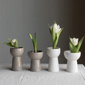 piccolo vaso porta bulbi in caramica bianca opaca di design nordico