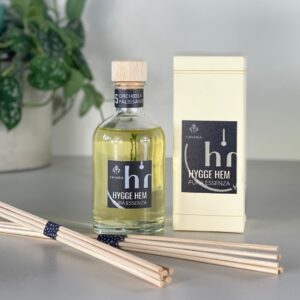 fragranza d'ambiente con diffusore a bastoncini in legno in bottiglia di vetro trasparente e tappo in legno da 100 ml all'orchidea e palissandro della linea PURA ESSENZA di HYGGE HEM