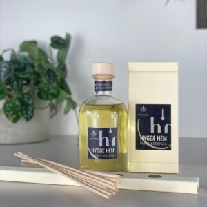fragranza d'ambiente con diffusore a bastoncini in legno in bottiglia di vetro trasparente e tappo in legno da 250 ml all'orchidea e palissandro della linea PURA ESSENZA di HYGGE HEM