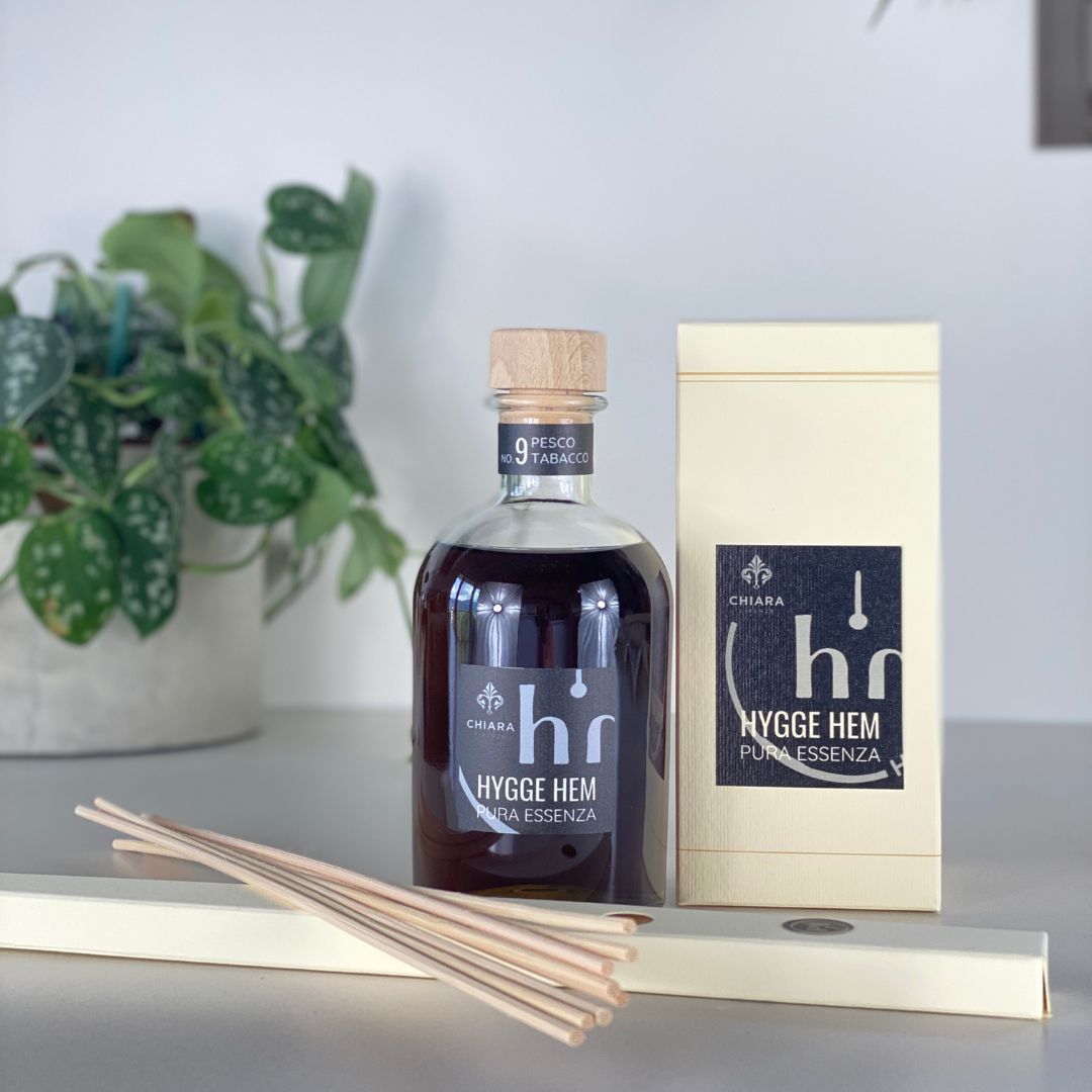 fragranza d'ambiente con diffusore a bastoncini in legno in bottiglia di vetro trasparente e tappo in legno da 250 ml al pesco e tabacco della linea PURA ESSENZA di HYGGE HEM