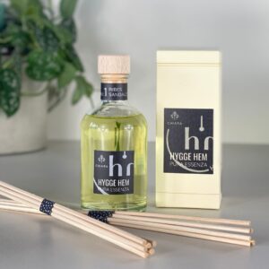 fragranza d'ambiente con diffusore a bastoncini in legno in bottiglia di vetro trasparente e tappo in legno da100 ml al ribes e sandalo della linea PURA ESSENZA di HYGGE HEM