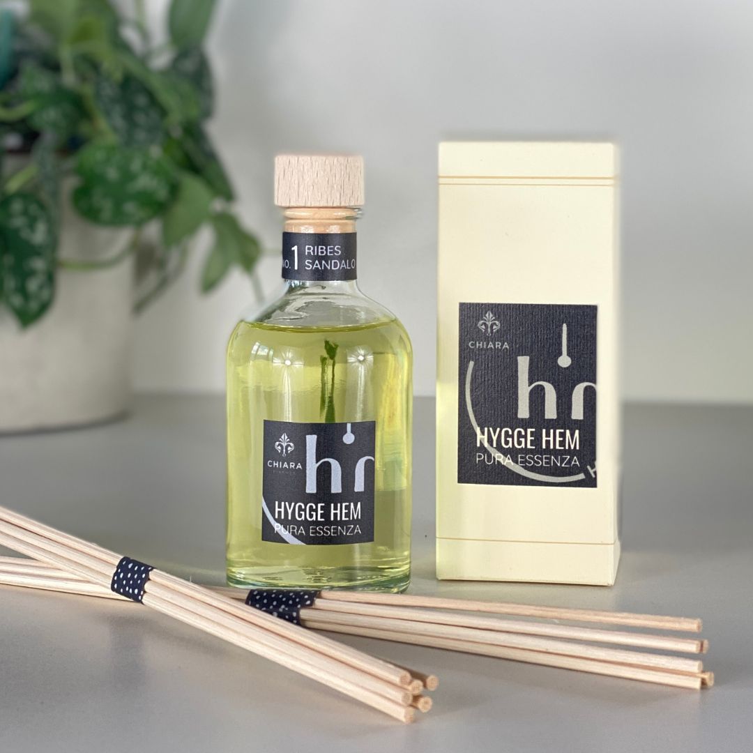 fragranza d'ambiente con diffusore a bastoncini in legno in bottiglia di vetro trasparente e tappo in legno da100 ml al ribes e sandalo della linea PURA ESSENZA di HYGGE HEM
