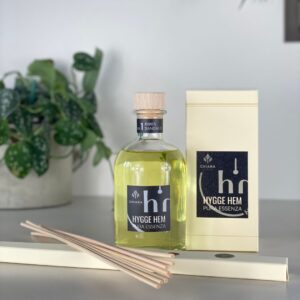 fragranza d'ambiente con diffusore a bastoncini in legno in bottiglia di vetro trasparente e tappo in legno da250 ml al ribes e sandalo della linea PURA ESSENZA di HYGGE HEM