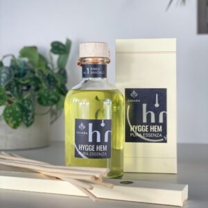 fragranza d'ambiente con diffusore a bastoncini in legno in bottiglia di vetro trasparente e tappo in legno da 500 ml al ribes e sandalo della linea PURA ESSENZA di HYGGE HEM