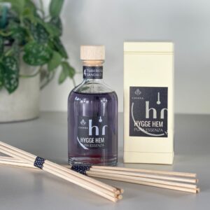 fragranza d'ambiente con diffusore a bastoncini in legno in bottiglia di vetro trasparente e tappo in legno da 100 ml al tuberosa e sandalo della linea PURA ESSENZA di HYGGE HEM