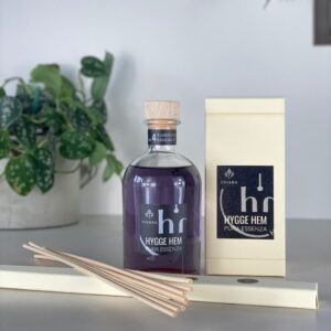 fragranza d'ambiente con diffusore a bastoncini in legno in bottiglia di vetro trasparente e tappo in legno da 250 ml al tuberosa e sandalo della linea PURA ESSENZA di HYGGE HEM
