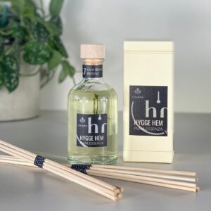 fragranza d'ambiente con diffusore a bastoncini in legno in bottiglia di vetro trasparente e tappo in legno da 100 ml all'uva bianca e resina della linea PURA ESSENZA di HYGGE HEM