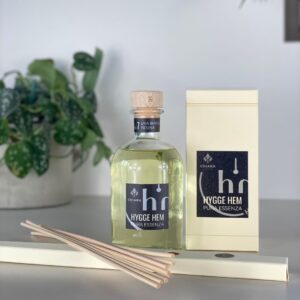 fragranza d'ambiente con diffusore a bastoncini in legno in bottiglia di vetro trasparente e tappo in legno da 250 ml all'uva bianca e resina della linea PURA ESSENZA di HYGGE HEM