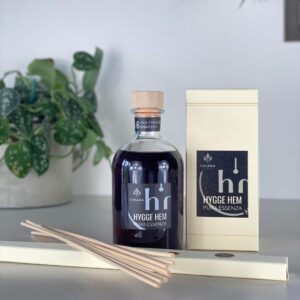 fragranza d'ambiente con diffusore a bastoncini in legno in bottiglia di vetro trasparente e tappo in legno da 250 ml all'uva fragola e amarena della linea PURA ESSENZA di HYGGE HEM