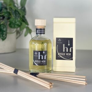 fragranza d'ambiente con diffusore a bastoncini in legno in bottiglia di vetro trasparente e tappo in legno da 100 ml alla vaniglia e mandarino della linea PURA ESSENZA di HYGGE HEM