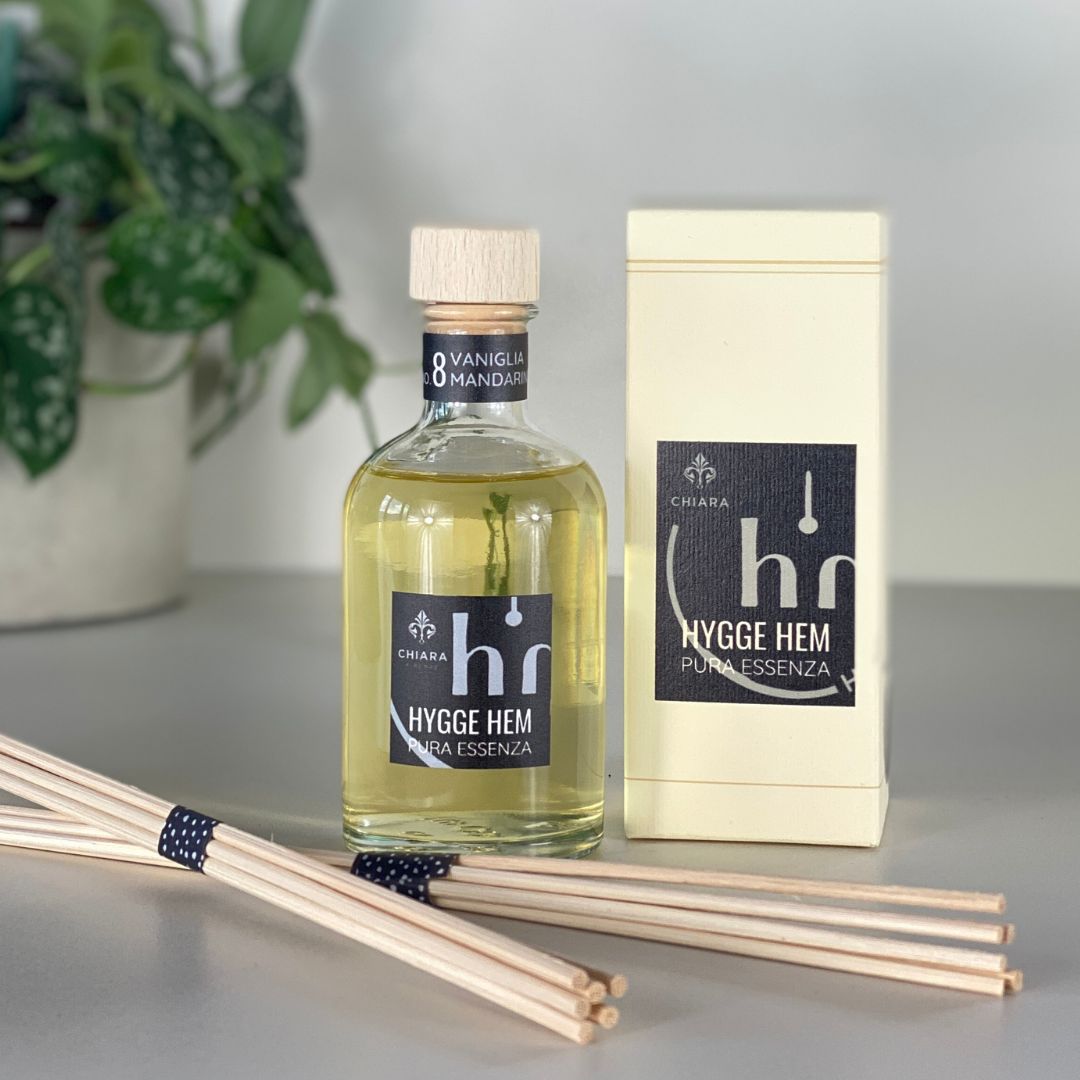 fragranza d'ambiente con diffusore a bastoncini in legno in bottiglia di vetro trasparente e tappo in legno da 100 ml alla vaniglia e mandarino della linea PURA ESSENZA di HYGGE HEM